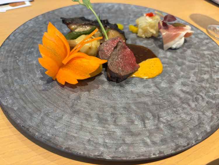 にんじんで蝶々が作ってあり、可愛かった