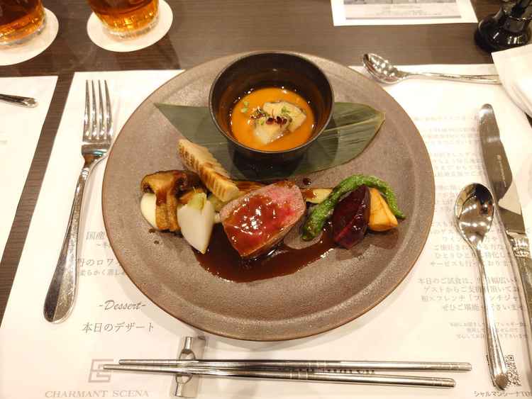 メイン料理の試食。野菜も肉も素材が生きていて美味しかったです。
