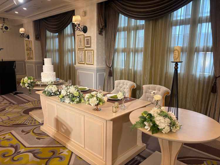 披露宴会場もゲストと距離が近く、ホテルウエディングの雰囲気を楽しみつつ、話もたくさんできる点が魅力