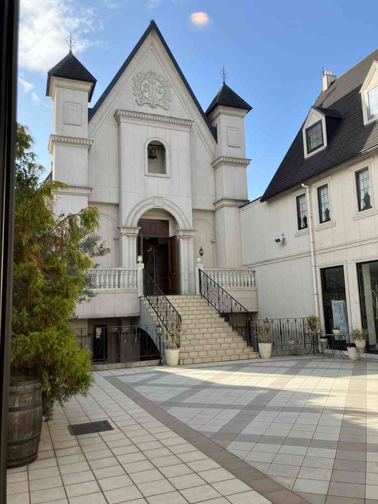 中庭から見たチャペルの外観です。