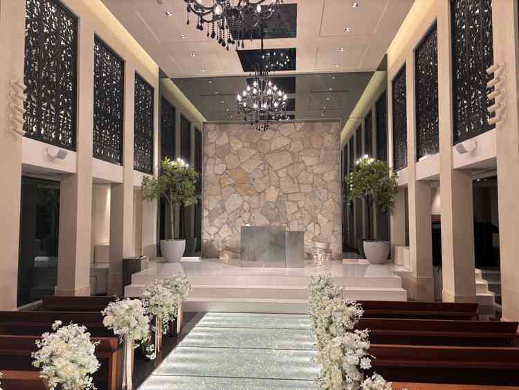 光り輝くバージンロードが唯一無二で印象的でした。天井高も充分で開放的でした。