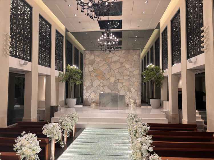 光り輝くバージンロードが唯一無二で印象的でした。天井高も充分で開放的でした。