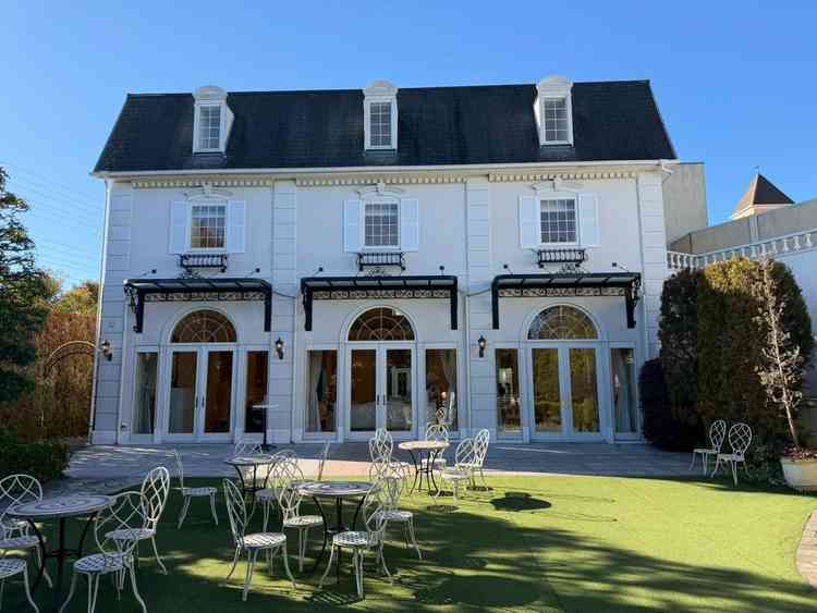 披露宴会場は1棟貸切のようで、外見だけでも綺麗でした。