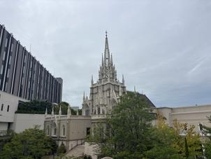 館内から見た中央の大きなチャペル外観です。この式場を象徴する引き込まれるような迫力があります。