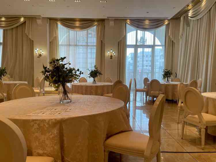 カーテンを開けると開放感があるものの、ビルが立ち並ぶ景色のためロケーションがよいとはいえません。