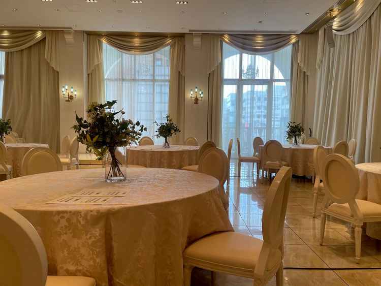 カーテンを開けると開放感があるものの、ビルが立ち並ぶ景色のためロケーションがよいとはいえません。