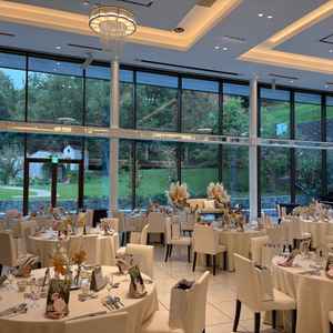 水の披露宴会場