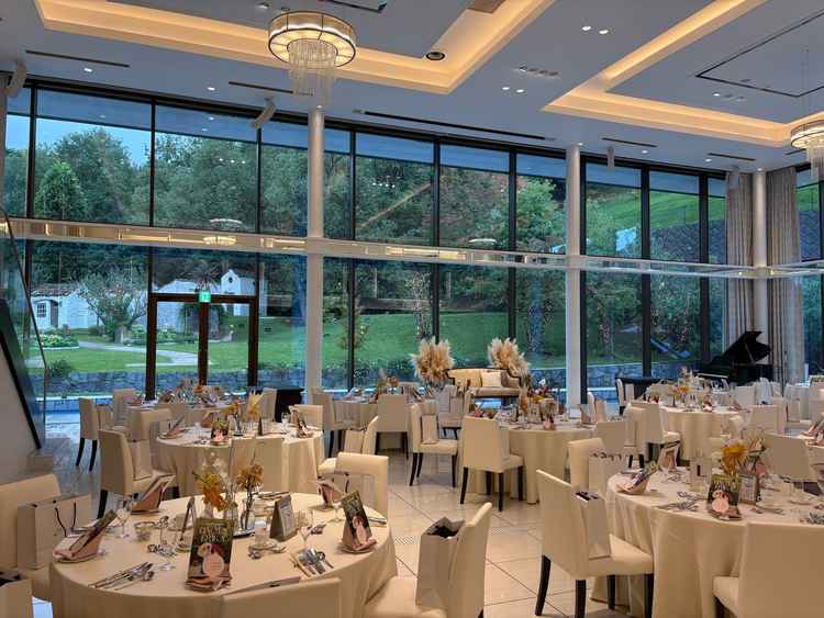 水の披露宴会場