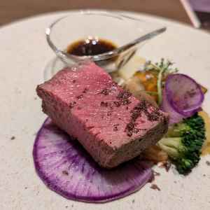 アルモニービーフを使用したメイン料理です。