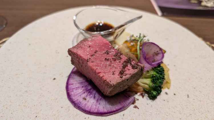 アルモニービーフを使用したメイン料理です。