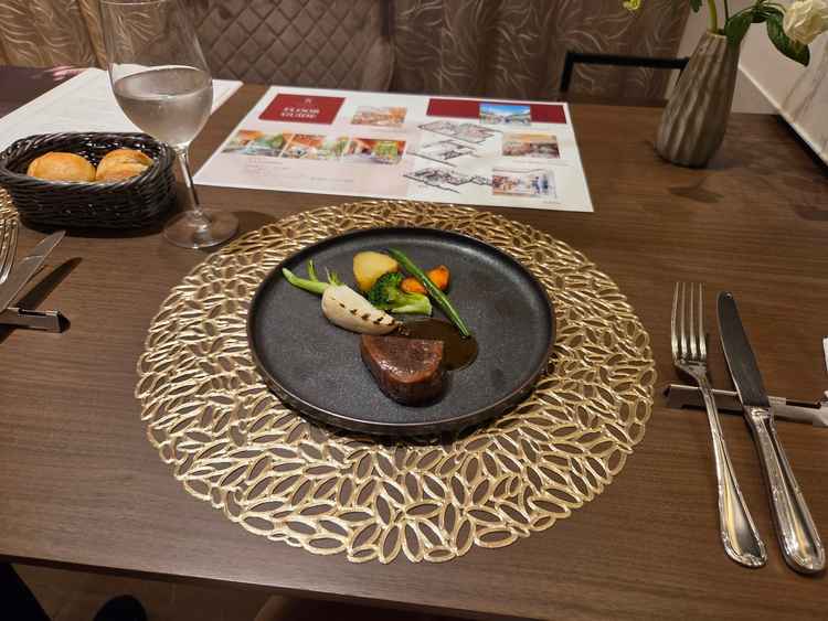 食事の一例。北海道の牧場と提携しているとのこと。