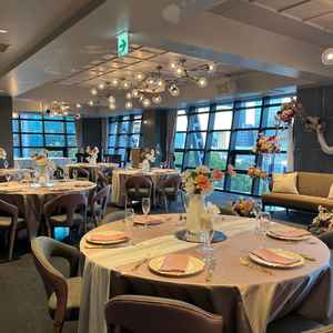 メインの披露宴会場は、入場に合わせて音楽がかかりスタッフのみなさんが拍手で迎えてくれた。