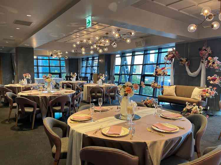 メインの披露宴会場は、入場に合わせて音楽がかかりスタッフのみなさんが拍手で迎えてくれた。