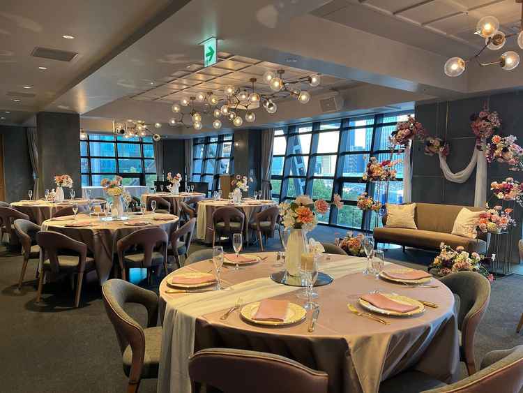 メインの披露宴会場は、入場に合わせて音楽がかかりスタッフのみなさんが拍手で迎えてくれた。