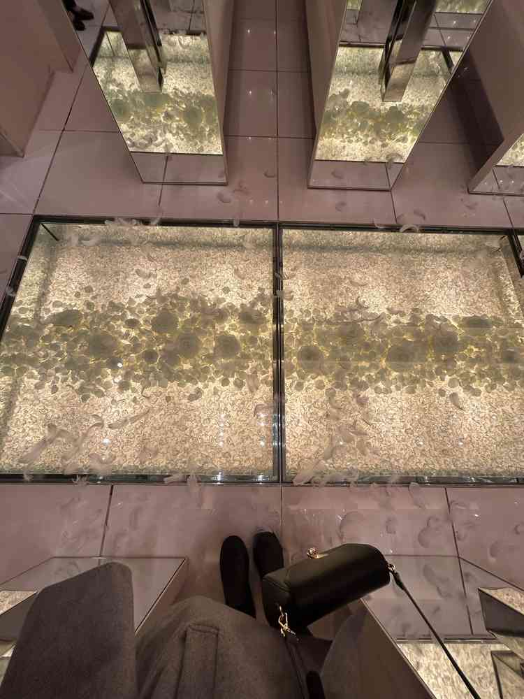 ガラスのバージンロードには白い薔薇が敷き詰められていて、ライトアップされていてとても綺麗でした。