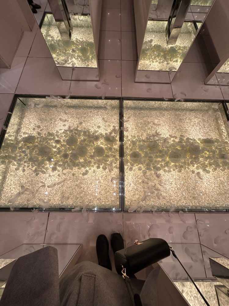 ガラスのバージンロードには白い薔薇が敷き詰められていて、ライトアップされていてとても綺麗でした。