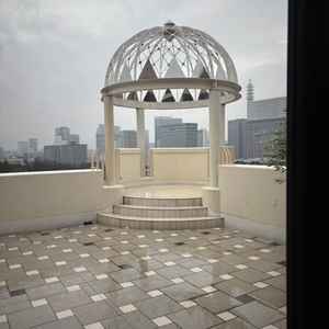 待合室。当日はあいにくの天気でしたが、横浜を一望できる素敵な場所でした。