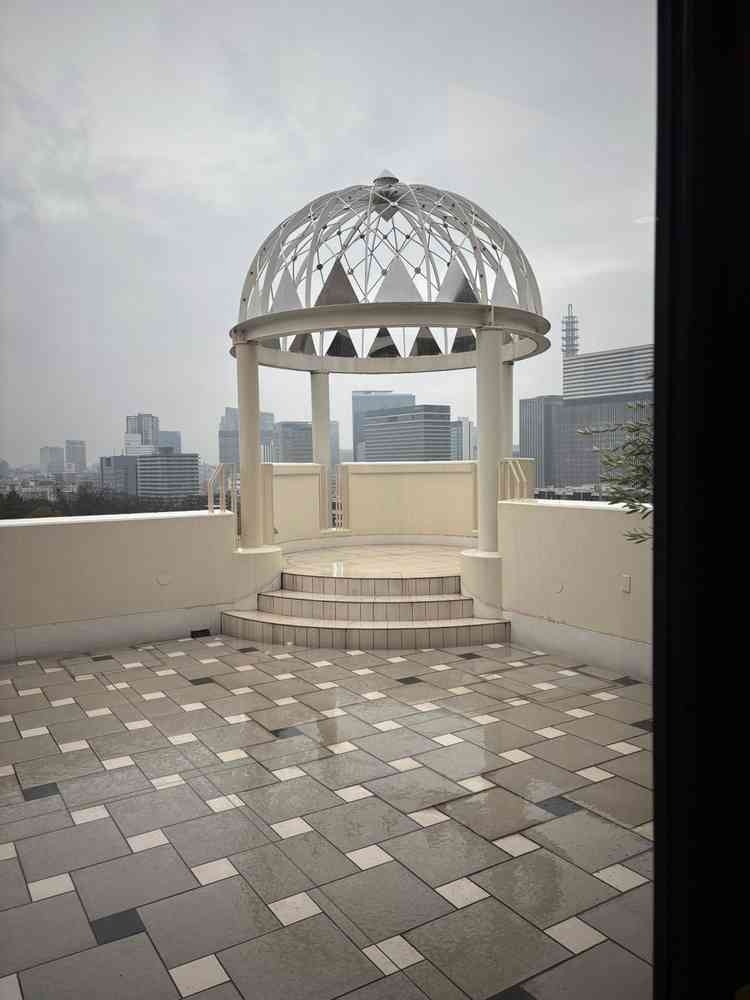 待合室。当日はあいにくの天気でしたが、横浜を一望できる素敵な場所でした。