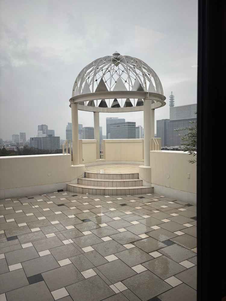 待合室。当日はあいにくの天気でしたが、横浜を一望できる素敵な場所でした。