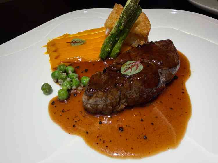 柔らかくてとても美味しかったです。黄色のペーストはかぼちゃの甘みを感じ、お肉とも相性がよかったです。