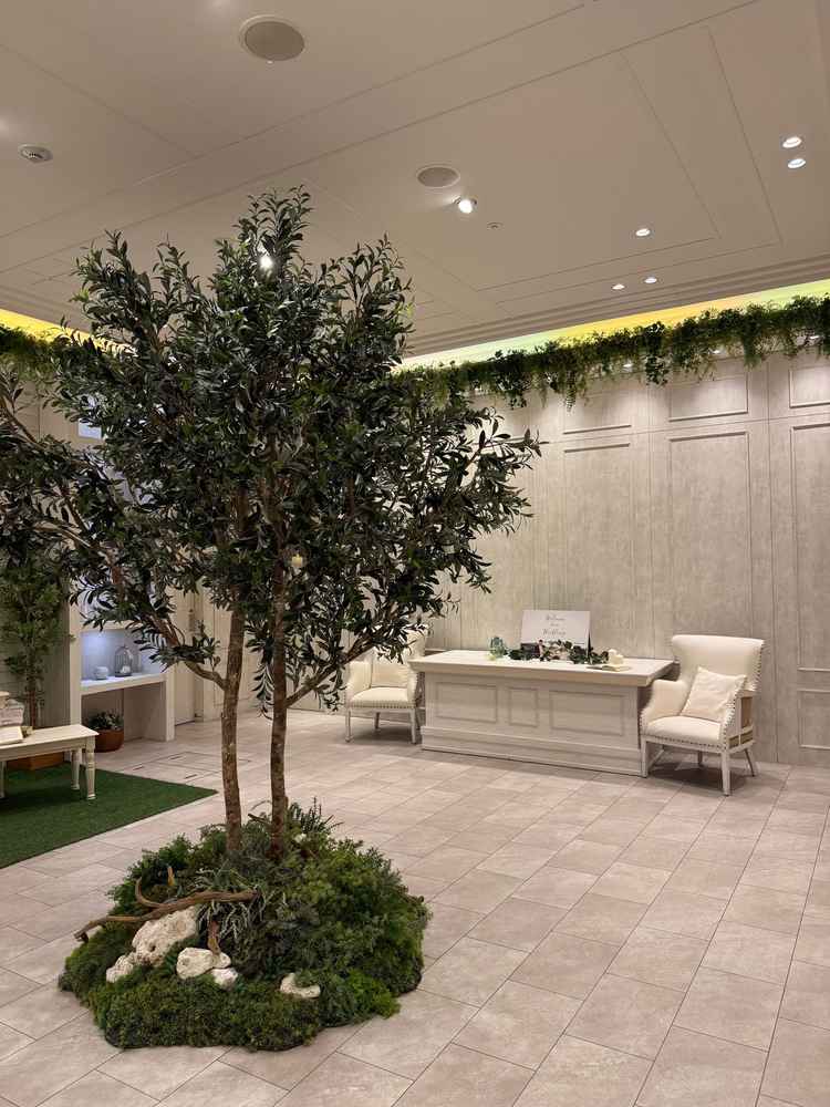 披露宴前にゲストが待機できるスペース。木などの装飾は常にあるそうです。