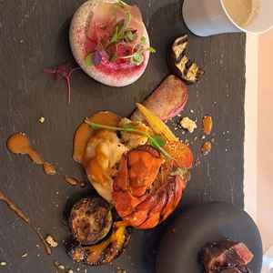 スープの味が最高で、お肉はやわらかく、オマール海老の身はしっかりしていてとてもおいしかった