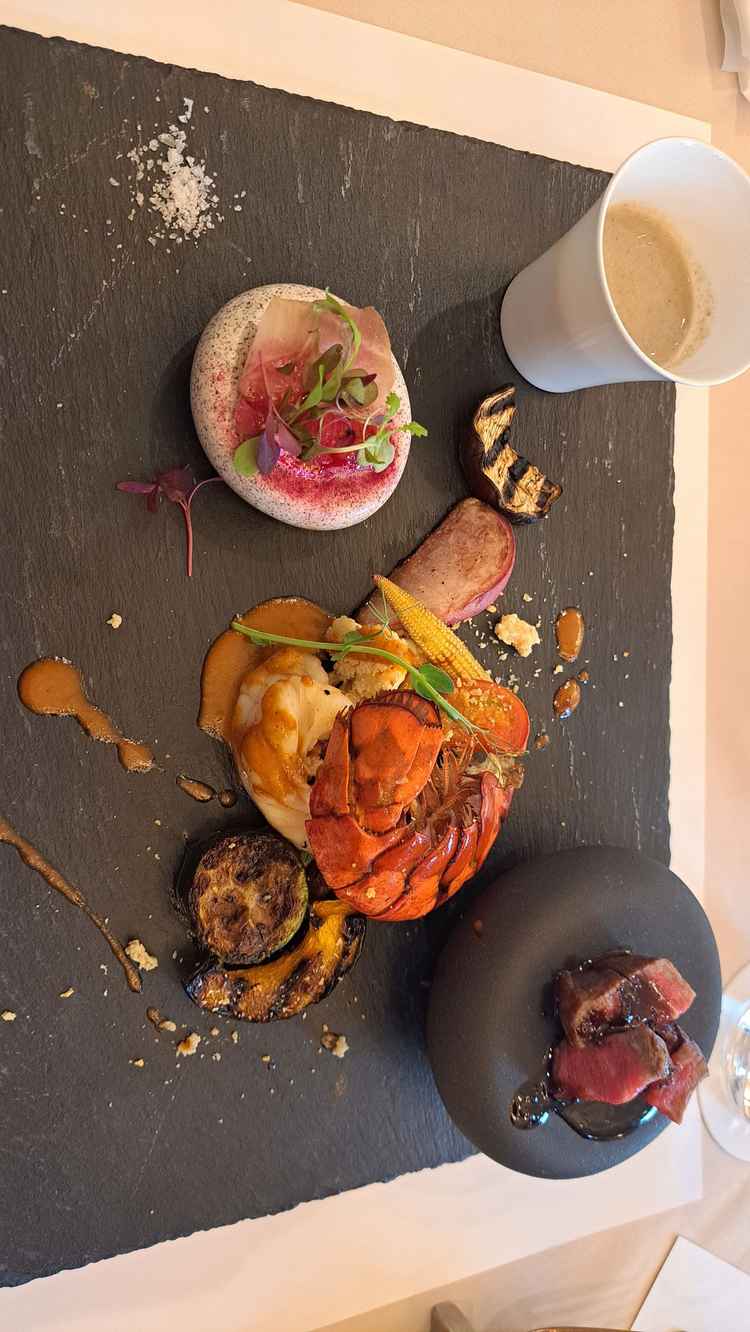 スープの味が最高で、お肉はやわらかく、オマール海老の身はしっかりしていてとてもおいしかった