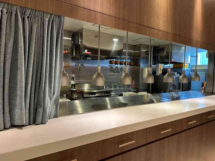 披露宴会場が2つあり1つはオープンキッチンがあってゲストと一緒に料理も楽しめるのはいいと思った。