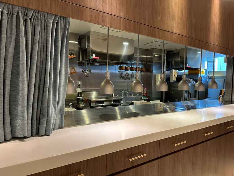 披露宴会場が2つあり1つはオープンキッチンがあってゲストと一緒に料理も楽しめるのはいいと思った。