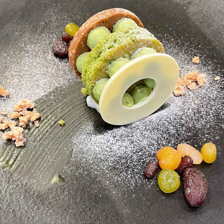 もともとレストランだった会場のため、料理もおいしい。