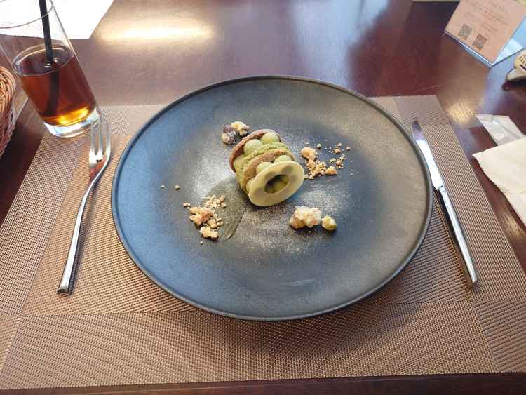 デザート。抹茶のクリームをセサミのサブレのようなもので挟んでいて、香ばしくて美味しかった。