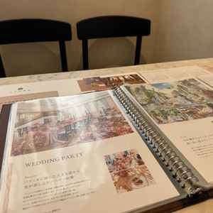 説明会受けるカウンターと案内ブック