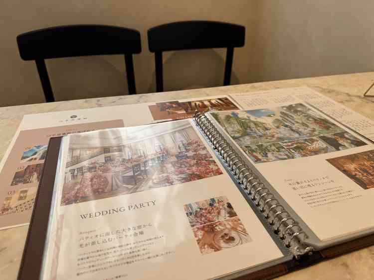 説明会受けるカウンターと案内ブック