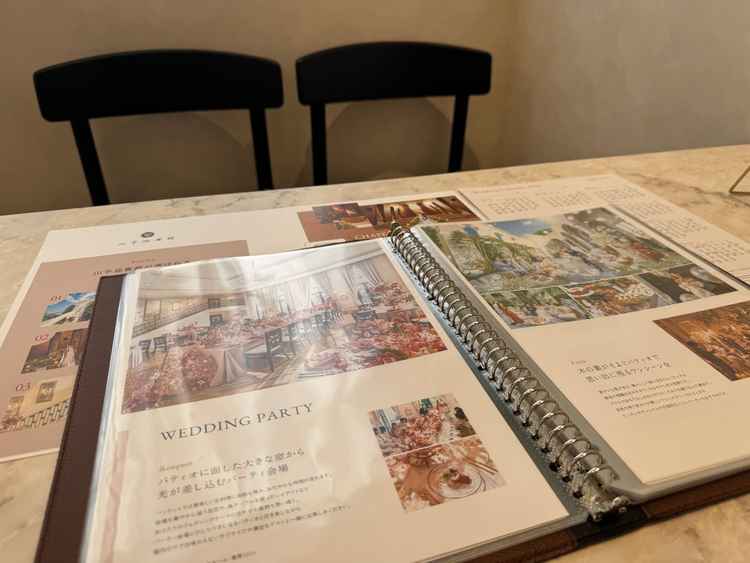 説明会受けるカウンターと案内ブック