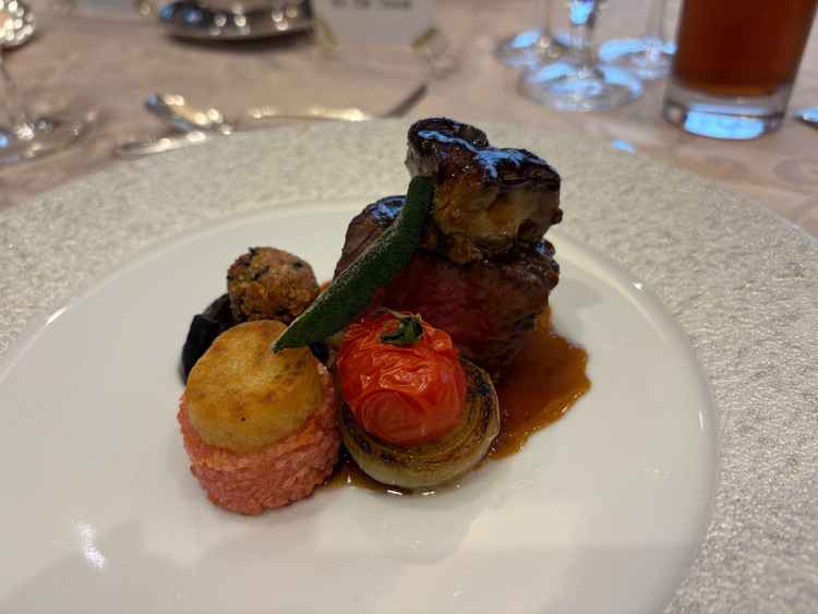 フレンチコースのメインのお肉はかなりボリュームがあり、満足感がありました。