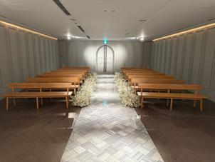 白と木目のシンプルな挙式会場