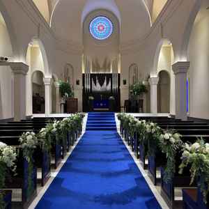 青いバージンロードが印象的でした。シンプルで品のあるステンドグラスや装飾で素敵でした。