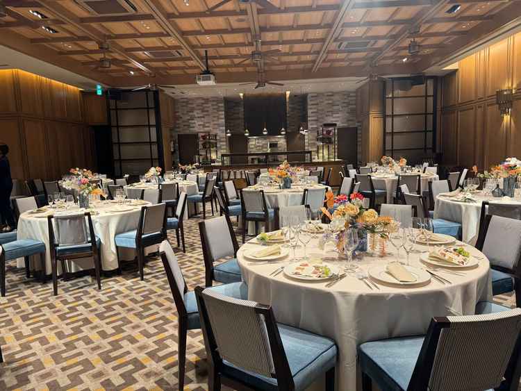 広い方の披露宴会場。地下にありシックな雰囲気が落ち着いた印象。入口扉前には滝もある。