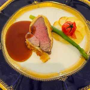 メイン料理(肉)。愛知県産牛ヒレ肉のパイ包みやき。地産地消を意識しているそうです。