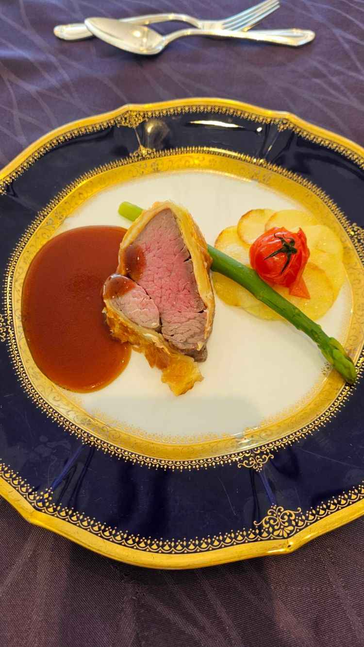 メイン料理(肉)。愛知県産牛ヒレ肉のパイ包みやき。地産地消を意識しているそうです。