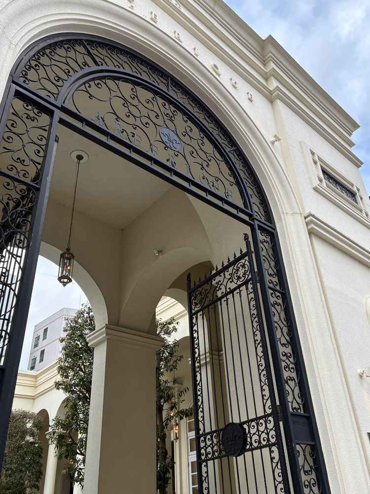 気品がある大きな入り口の門