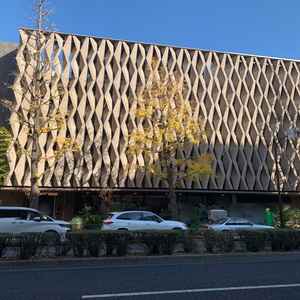 有名な建築家が手がけた独特な外観。プラチナ通りを歩いていると突如出てくる印象的な造り。