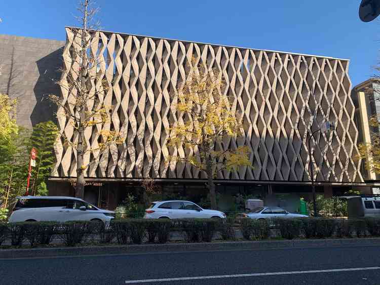 有名な建築家が手がけた独特な外観。プラチナ通りを歩いていると突如出てくる印象的な造り。