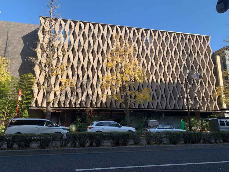 有名な建築家が手がけた独特な外観。プラチナ通りを歩いていると突如出てくる印象的な造り。