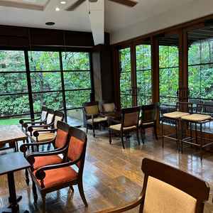 アンティークな家具が並びこだわりを感じるゲストの待合室