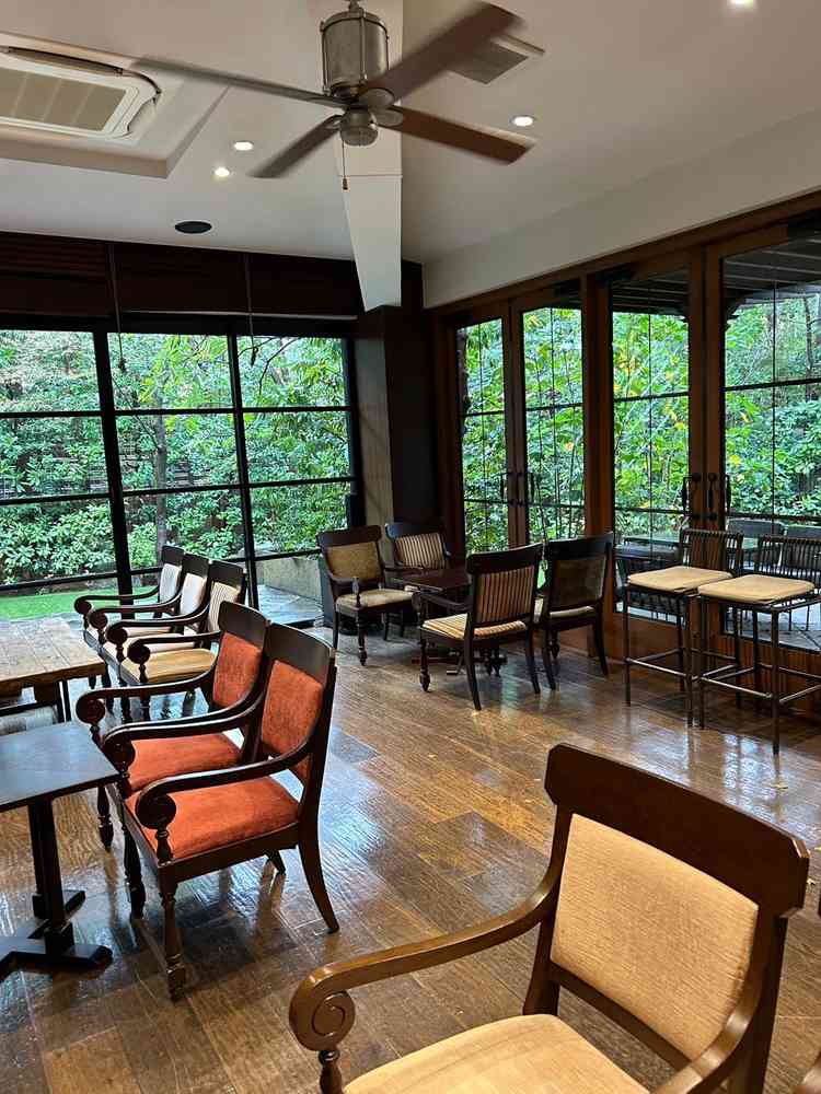 アンティークな家具が並びこだわりを感じるゲストの待合室