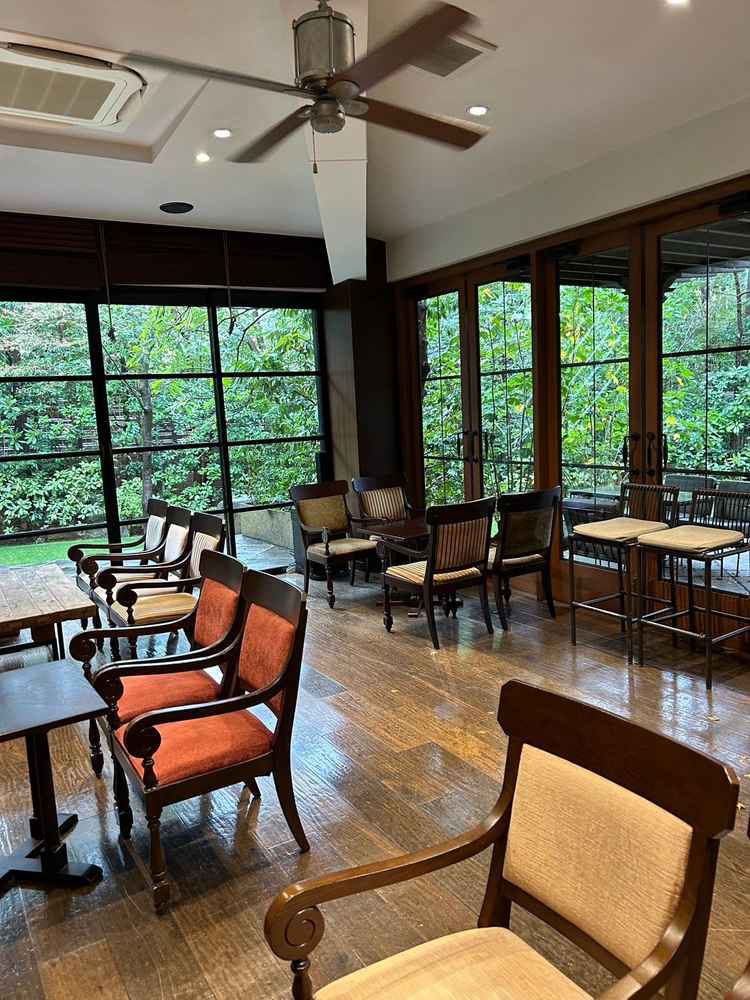 アンティークな家具が並びこだわりを感じるゲストの待合室