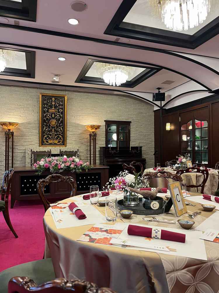 【披露宴会場①結】収容人数40名ほど。明治大正ロマンを感じるレトロな空間。