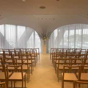 挙式会場。声の反響など様々なことが計算されあえて天井は高くしないなど設計がされているとのことでした。