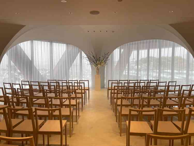 挙式会場。声の反響など様々なことが計算されあえて天井は高くしないなど設計がされているとのことでした。